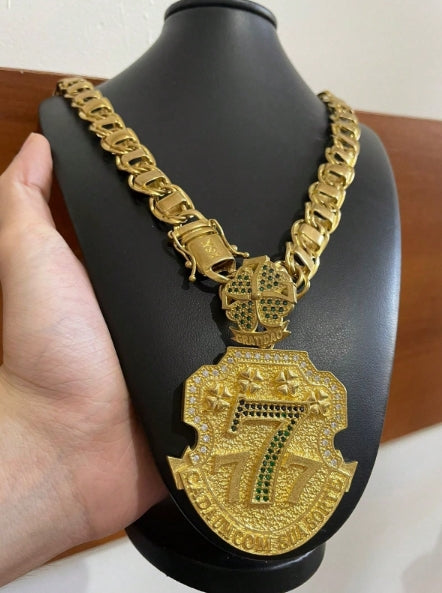 Corrente moeda antiga dubai com pingente 777 cravejado detalhado.